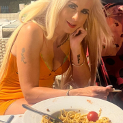 Blonde-bimbo