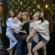 _beautiful_girls_here_