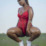 ASSQUEEN28