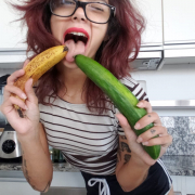 elvira_strummer